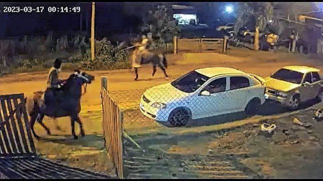 Cuatro sujetos a caballo