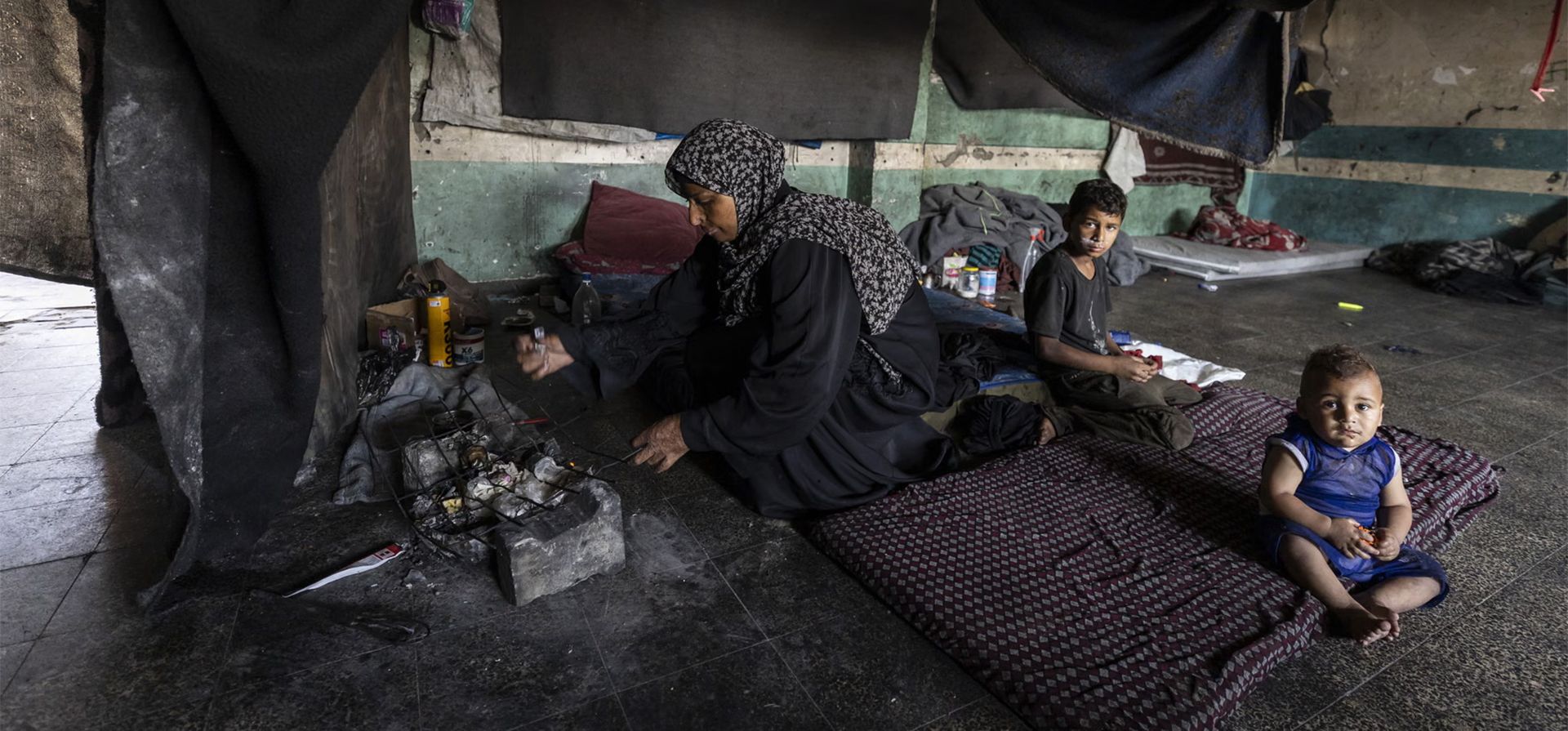 Una mujer palestina que perdió a dos hijos durante la guerra con Israel vive en una tienda de campaña improvisada con los familiares que sobrevivieron, Khan Younis, Gaza. Fotografía: Mahmoud Abu Hamda/Anadolu/Getty Images Una mujer palestina que perdió a dos hijos durante la guerra con Israel vive en una tienda de campaña improvisada con los familiares que sobrevivieron, Khan Younis, Gaza. Fotografía: Mahmoud Abu Hamda/Anadolu/Getty Images