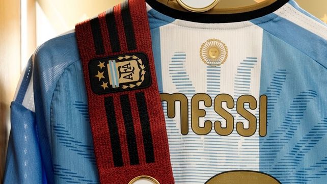La AFA diseñó una cinta de capitán especial para la despedida de Lionel Messi, con los colores de Newell's.