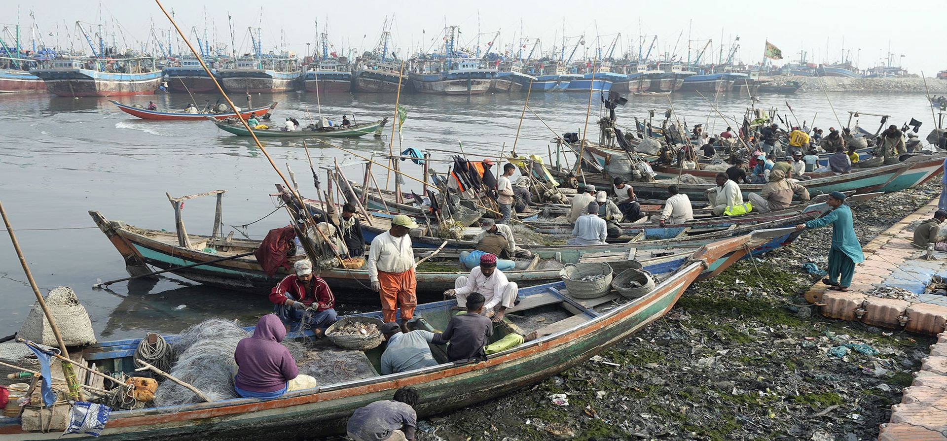 Pescadores paquistaníes reparan sus redes en Karachi, Pakistán, el lunes 20 de noviembre de 2023. (Foto AP/Fareed Khan) Pescadores paquistaníes reparan sus redes en Karachi, Pakistán, el lunes 20 de noviembre de 2023. (Foto AP/Fareed Khan)