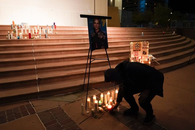 Ceremonia con velas en honor a la directora de fotografía Halyna Hutchins