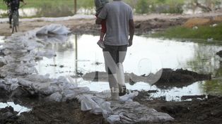 Mientras el Paraná baja, las familias vuelven a sus casas