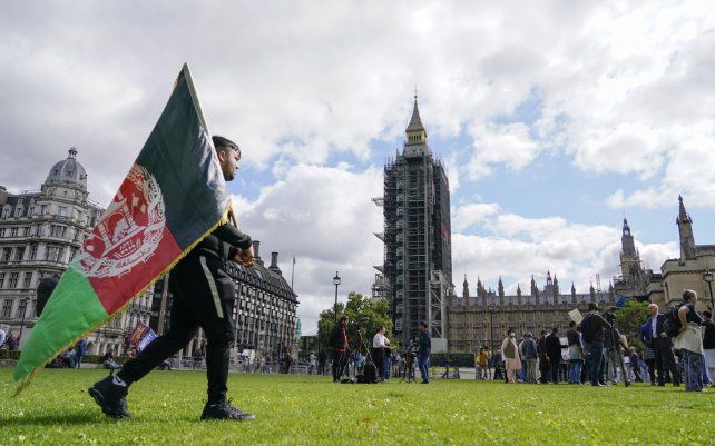 Protesta frente a Parliament Square en Londres. El primer ministro británico, Boris Johnson, informará a los legisladores el miércoles sobre la evacuación de ciudadanos británicos y aliados locales de Afganistán.