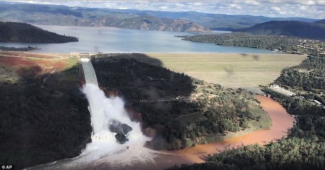 Casi 200.000 evacuados por daños en una presa en California