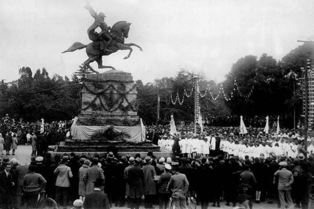 Monumento a Belgrano en el parque Independencia. Desde su inauguración en 1928 sirvió se escenario para los festejos patrios. 