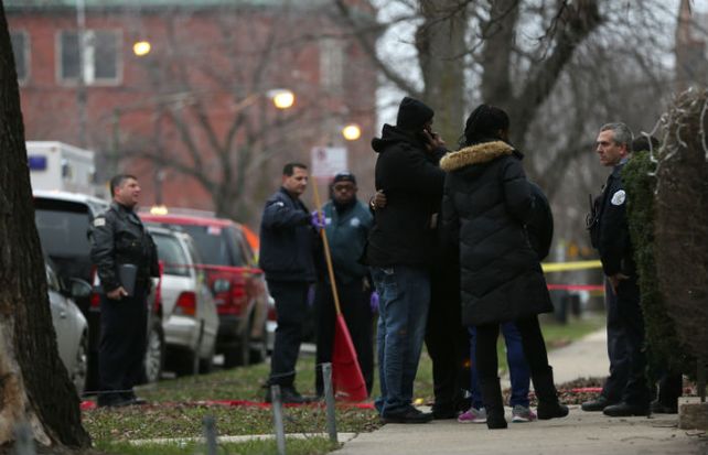 La policía dialoga con familiares de una de las víctimas en Chicago. (Foto: AP)