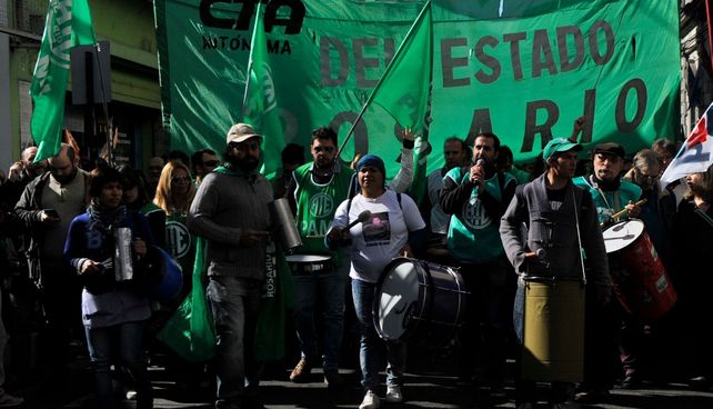 El salario de los trabajadores estatales experimentó un histórico derrumbe.