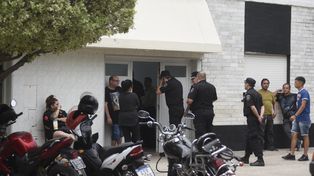 Familiares y compañeros estuvieron en el velatorio del policía asesinado.