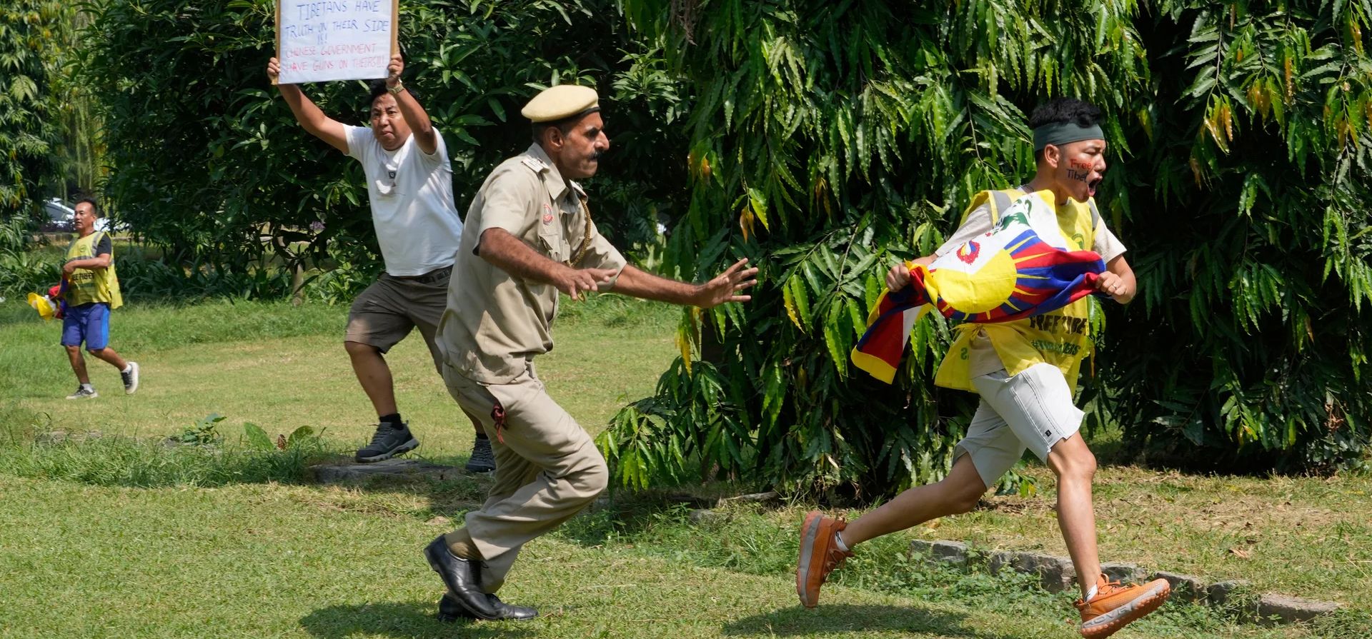Un oficial de policía corre detrás de un tibetano exiliado que protesta contra la situación de los derechos humanos en el Tíbet, frente a la embajada china, Nueva Delhi, India. Fotografía: Manish Swarup/AP Un oficial de policía corre detrás de un tibetano exiliado que protesta contra la situación de los derechos humanos en el Tíbet, frente a la embajada china, Nueva Delhi, India. Fotografía: Manish Swarup/AP