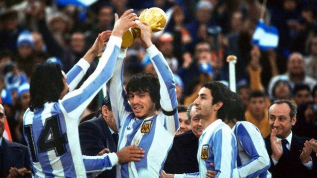 Momento histórico. Daniel Passarella levanta la Copa del Mundo luego de ganarle la final a Holanda en 1978.