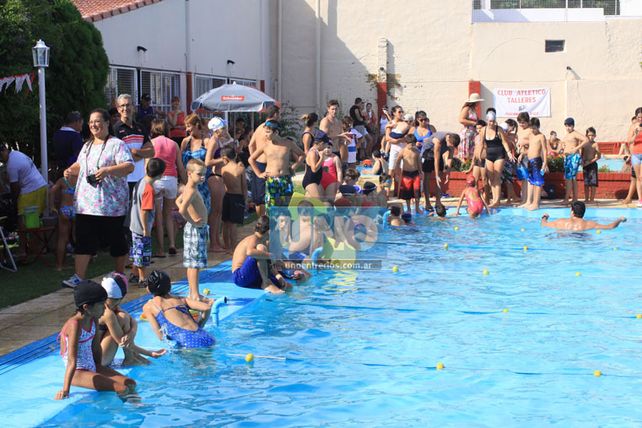 De todos lados . El certamen contó con la participación de nadadores de diferentes Escuelitas y Colonias de Paraná. (Foto UNO/Juan Ignacio Pereira)