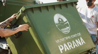 Distribuyen en barrios 350 contenedores de plástico