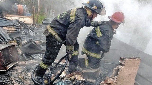 La vivienda de madera y parte de cemento quedó destruida tras el fuego de este miércoles.