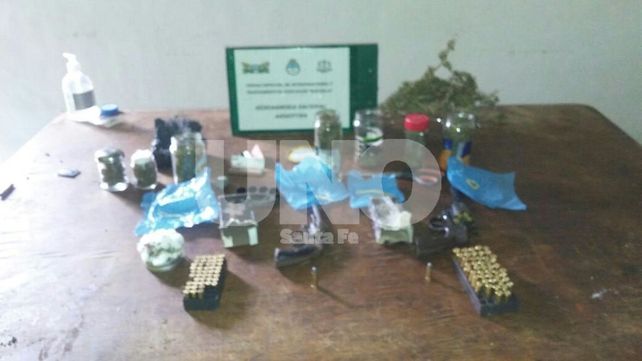 Microtráfico: cuatro detenidos, con marihuana, cocaína, armas, balas, celulares y plata en efectivo