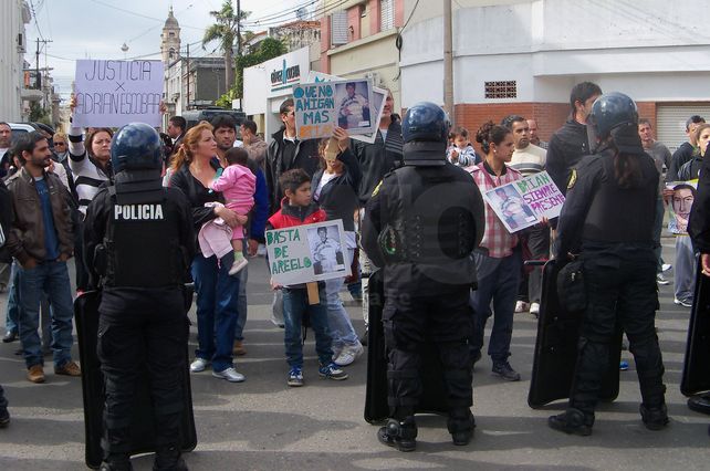 Vecinos le exigieron justicia al ministro mientras lo acompñaron hasta la Legislatura.