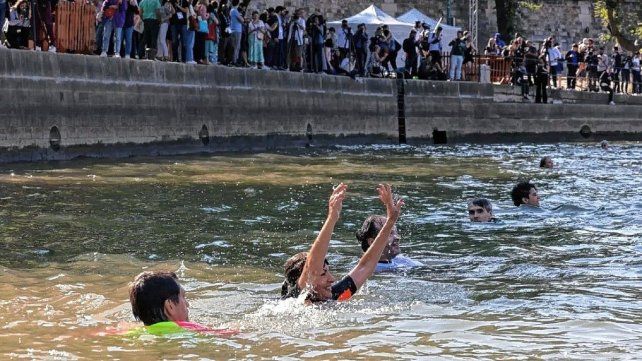 La alcaldesa de París se tiró a nada al Sena para refrendar que está apto para los Juegos Olímpicos. La alcaldesa de París se tiró a nada al Sena para refrendar que está apto para los Juegos Olímpicos.