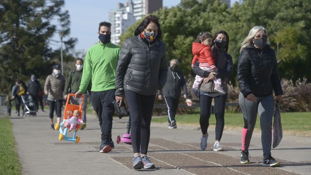 Caminata. Padres e hijos pasean por&nbsp;el parque España y muestran barbijos de todos los diseños y colores.