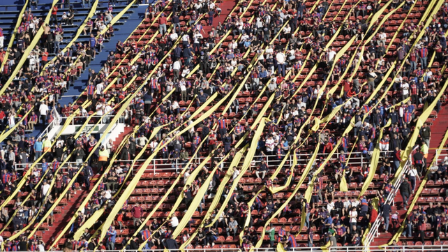 Las tribunas lucieron banderas con el color amarillo, y también blanco, que son los correspondientes a la bandera papal.