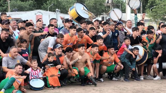 El equipo de Granadero Baigorria.  Los naranjas de Botafogo ganaron y esperan para poder festejar.