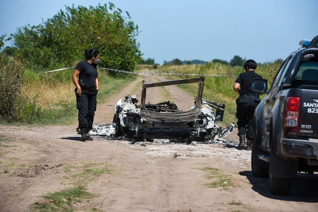El auto quemado fue hallado en un camino rural en Ibarlucea.