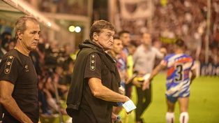 Falcioni piensa en romper con el tridente ofensivo en Colón