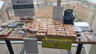 Millones de pesos, miles de dólares, euros y reales, sumado a 39 tarjetas de débito fruto del allanamiento al departamento del puerto santafesino