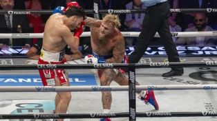 Jake Paul saca un derechazo que impacta en el cuerpo de Julio César Chávez Jr. El mexicano no pudo con el youtuber.