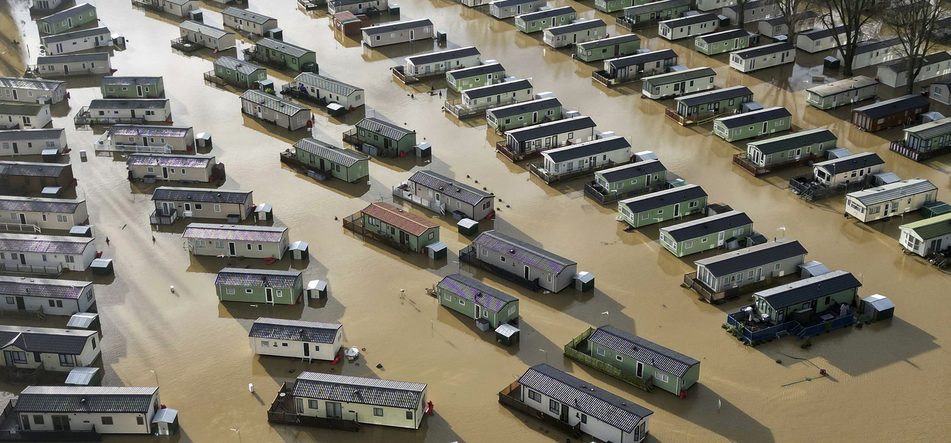 Casas de vacaciones en el Billing Aquadrome en Northampton están rodeadas por el agua causada por la tormenta Henk el miércoles 3 de enero de 2024. Se emitió una alerta de inundación severa, lo que significa peligro para la vida, para el río Nene en Northampton. (Jacob King/PA vía AP) Casas de vacaciones en el Billing Aquadrome en Northampton están rodeadas por el agua causada por la tormenta Henk el miércoles 3 de enero de 2024. Se emitió una alerta de inundación severa, lo que significa peligro para la vida, para el río Nene en Northampton. (Jacob King/PA vía AP)