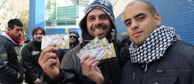 Los hinchas canallas esperaron con impaciencia por la apertura de las boleterías. Algunos