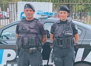 Dos policías de Santa Fe salvaron la vida de un bebé realizando maniobras de RCP