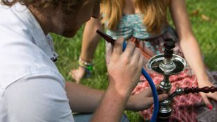 Fumar con narguile: una moda, entre los placeres y los riesgos