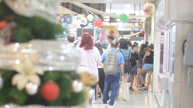 Los rosarinos salieron a buscar precios para los regalos navideños.