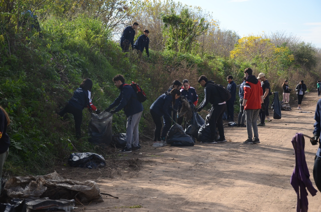 Participaron voluntarios, trabajadores municipales, alumnos y profesores del ICES, personal de la firma Corteva y vecinos de la zona