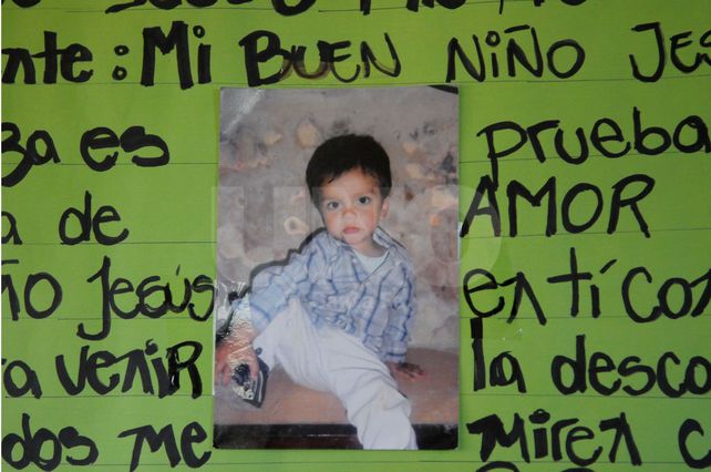Lo urgente y lo importante. Mientras los profesionales médicos asisten a los pequeños a los fines de salvarles la vida