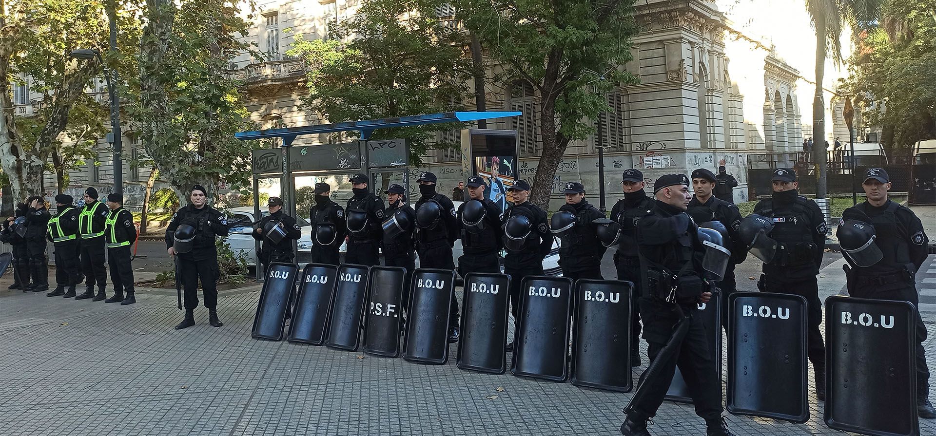 Operativo de seguridad frente a la facultad de Derecho por el encuentro nacional de jueces federales.