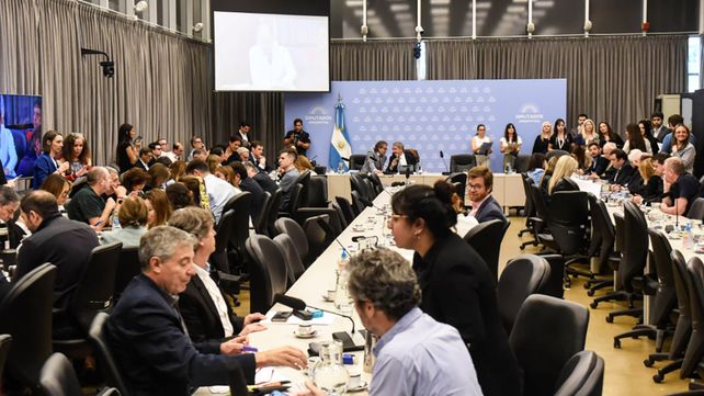 En la Cámara de Diputados de la Nación  aprobaron un dictamen de mayoría para reafirmar las atribuciones del Congreso sobre el empréstito tomado por Argentina. Se dio en el marco del plenario de las comisiones de Asuntos Constitucionales