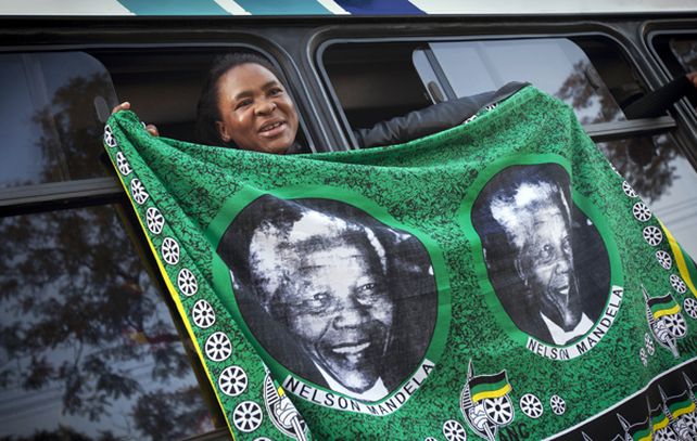 En las calles de Sudáfrica se pueden ver cientos de manifestaciones espontáneas en homenaje al ex presidente.