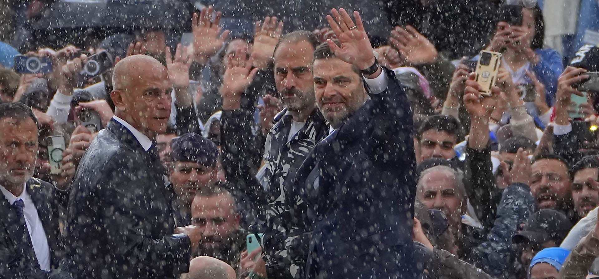 El ex primer ministro libanés Saad Hariri (centro derecha) saluda a sus seguidores después de presentar sus respetos ante la tumba de su padre, el ex primer ministro Rafik Hariri, en el 19º aniversario de su asesinato, en Beirut, Líbano, el miércoles 14 de febrero. (Foto AP/Bilal Hussein) El ex primer ministro libanés Saad Hariri (centro derecha) saluda a sus seguidores después de presentar sus respetos ante la tumba de su padre, el ex primer ministro Rafik Hariri, en el 19º aniversario de su asesinato, en Beirut, Líbano, el miércoles 14 de febrero. (Foto AP/Bilal Hussein)