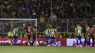 Golazo para Central. Franco Ibarra (5) observa el trayecto de la pelota enviada por Di María y que está a punto de ingresar en el arco de Newells.