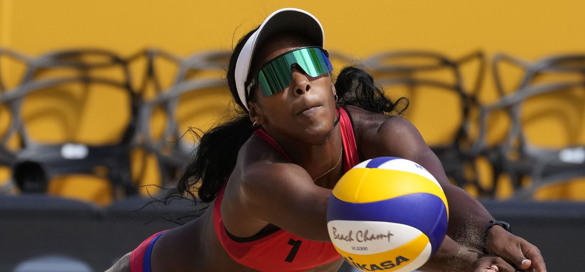 La cubana Leila Martínez se lanza por una pelota durante su partido contra Estados Unidos en el Campeonato Mundial de Voleibol de Playa en Roma.