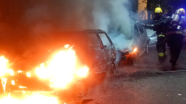 Autos incendiados en barrio Martin. Fue este lunes a la madrugada en 3 de Febrero al 300.&nbsp;