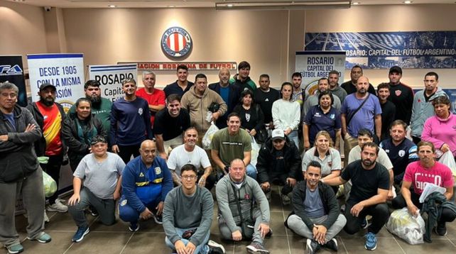 Rosarina de Fútbol. Delegados y directivos de los clubes de la Rosarina recibieron balones para el baby.&nbsp;