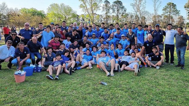 Jugadores y cuerpo técnico de Rowing festejan en Rosario.