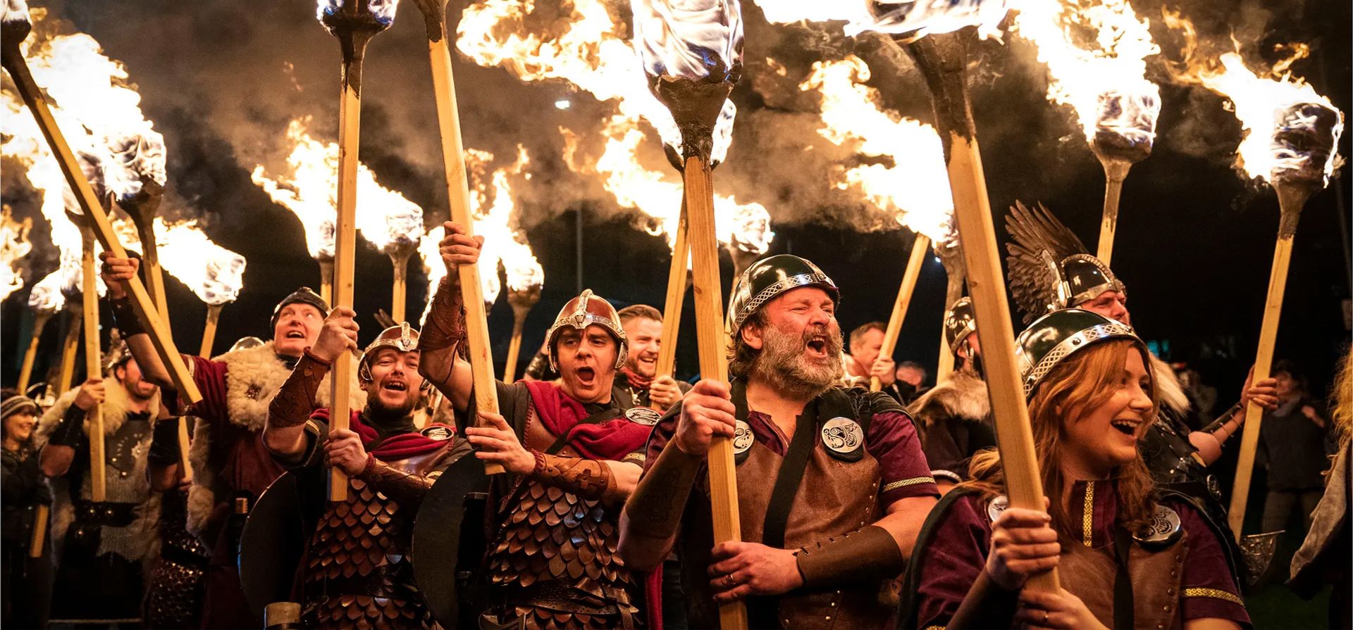 Personas vestidas como vikingos de Shetland desfilan por la ciudad para inaugurar el Celtic Connections, festival de música de invierno en Glasgow, Escocia.