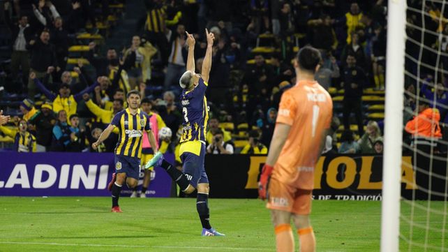 Agustín Sández celebra el estupendo gol de cabeza