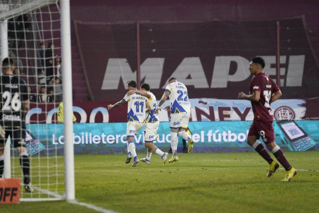 Di María ya convirtió de penal y sale a festejarlo con sus compañeros. Central lo ganó en Lanús.