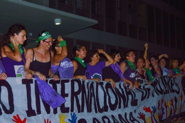 Lina junto a sus compañeras en la marcha mundial del 8M que en Paraná terminó en tribunales.&nbsp;