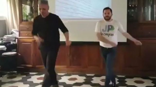 Ottavis&nbsp;ensayó unos movimientos junto a un profesor en el quincho de su oficina.