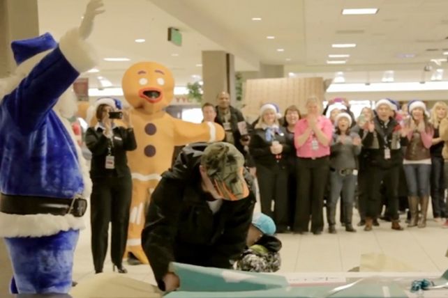 Una Aerolínea de Canadá sorprende a sus pasajeros con un milagro de Navidad