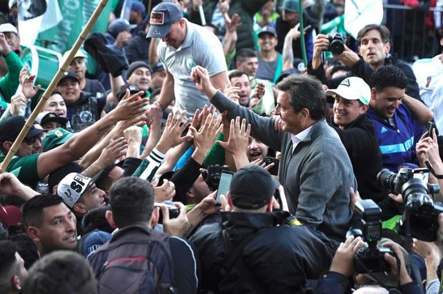 Multitud. Massa anunció hace unas semanas el alivio en Ganancias durante un acto en la Plaza de Mayo.